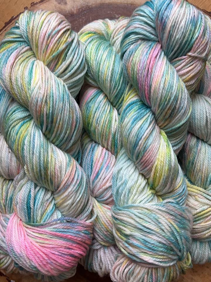 Fil teint à la main | fil peigné | fil volumineux | fil de laine mérinos teint à la main | Lait de céréales pour la vente par Honey and Clover Knits, LLC