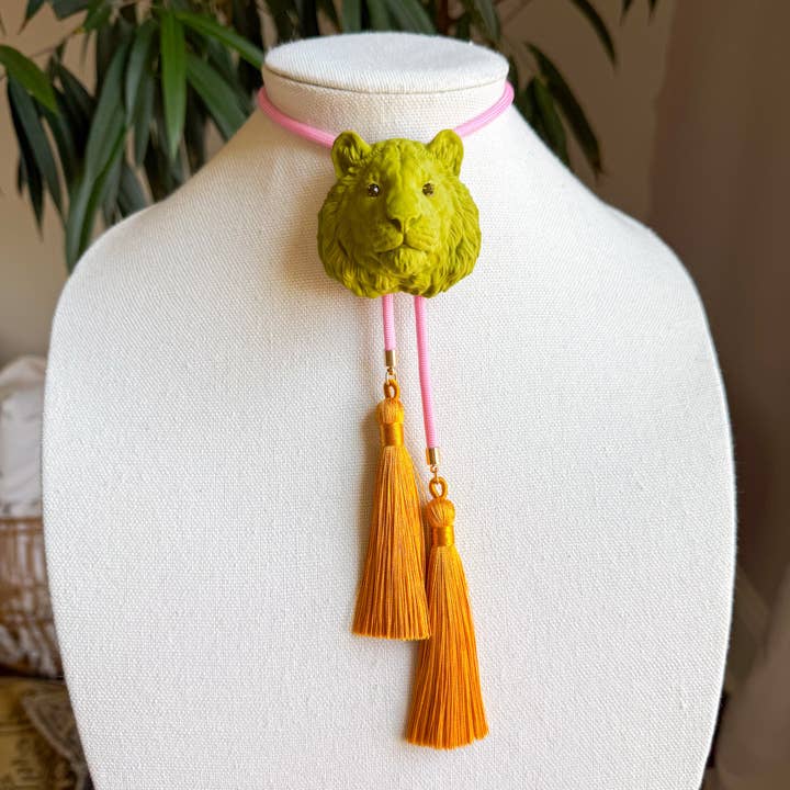Tigre Bolo Vert Olive avec Rose Chewing-gum & Jaune Doré pour la vente par Rahya Jewelry Design