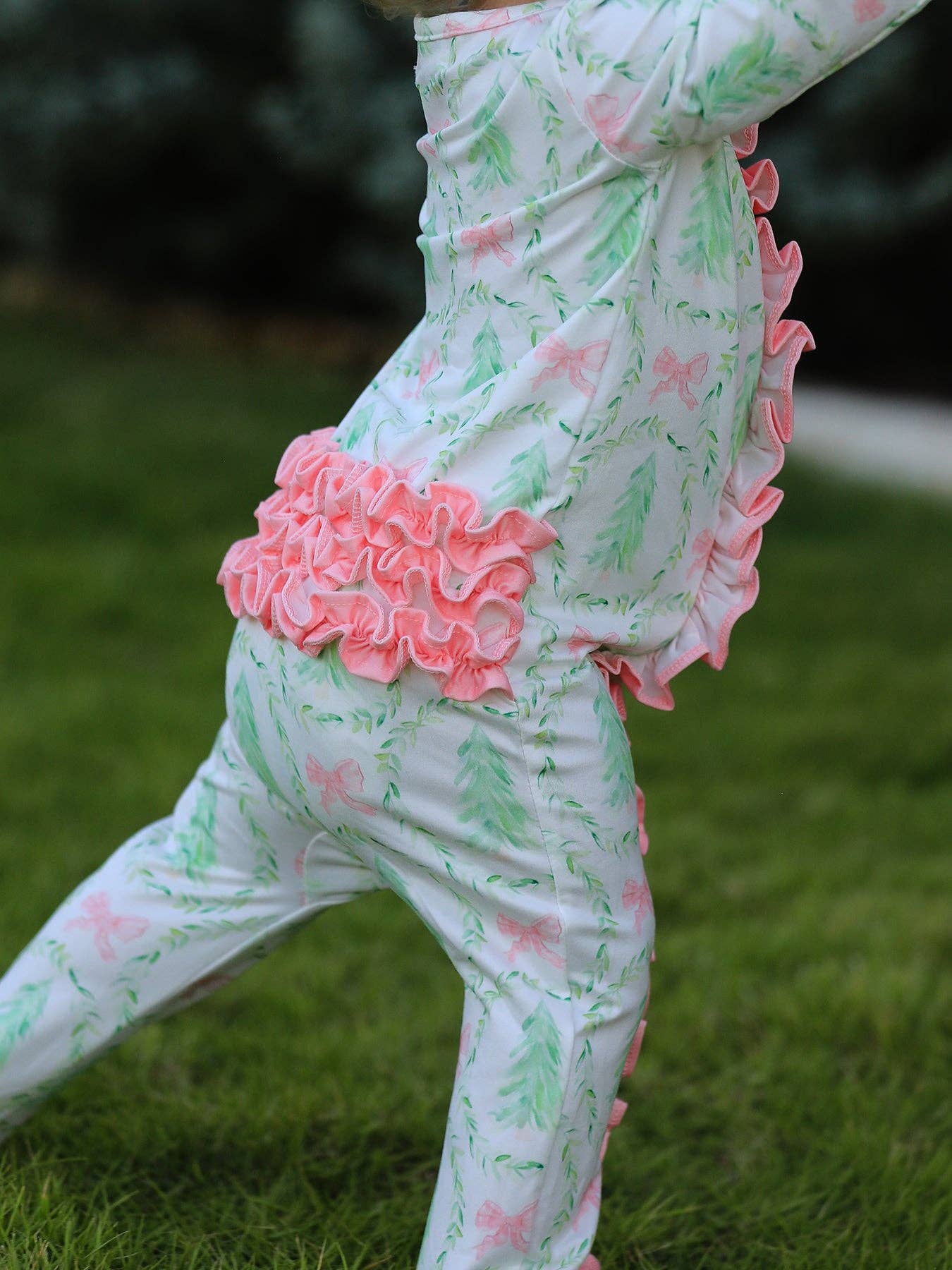 Rylee Faith Designs - Vente Barboteuse – bébé - Combinaison à manches longues avec fermeture éclair et imprimé de couronne d'arbre de Noël pour bébé fille3