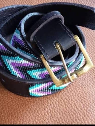 Cintura masaai in pelle fatta a mano con perline viola e nere per la vendita all'ingrosso da parte di Delight merchants