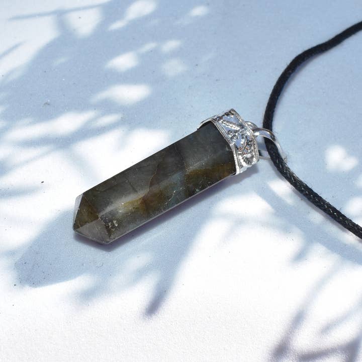 Reiju Labradorite naturlige facetteret håndlavede krystal vedhæng, brun/grøn farvet, 3-4cm for engroshandel hos Reiju