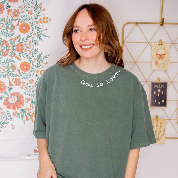 UNISEX-T-SHIRT MIT GOD IS LOVE AUSSCHNITT für den Großhandel von Dwell Apparel