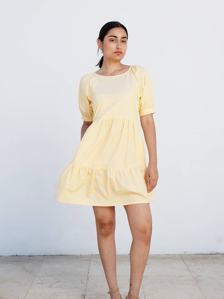 Vestido de verão até o joelho com babados “ME-TA” em amarelo suave de algodão orgânico 100% por atacado de Studio Hertzberg