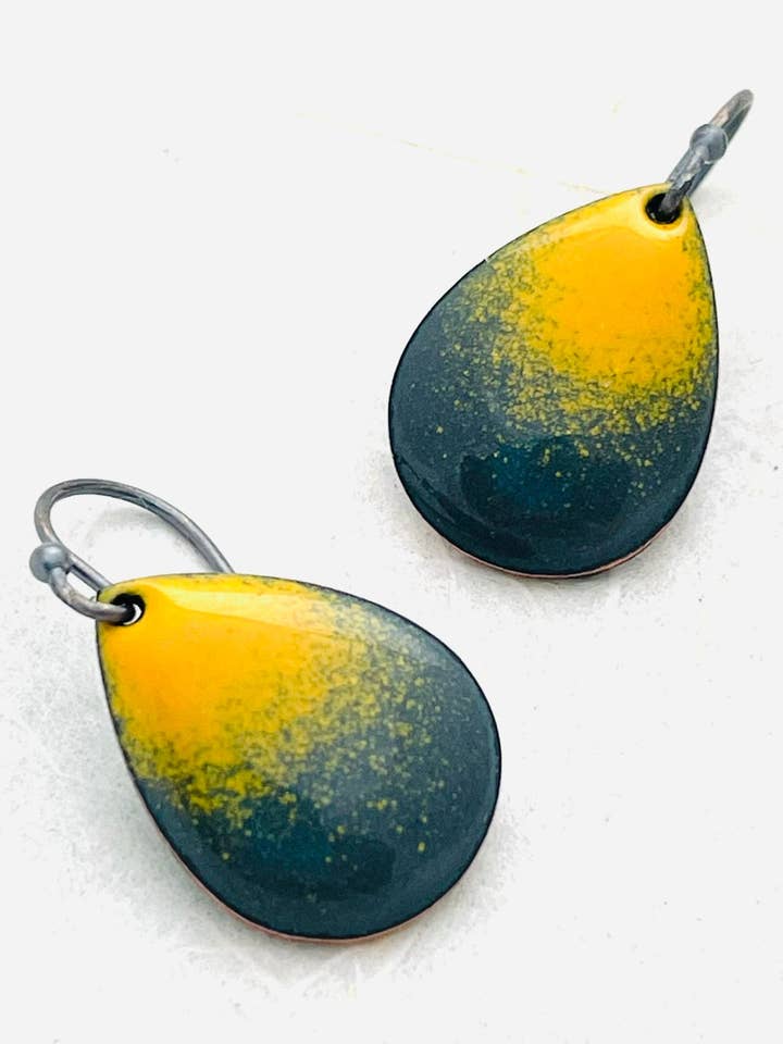 Petites boucles d'oreilles en forme de larme, émail gris foncé et jaune pour la vente par Magpie Mouse Studios