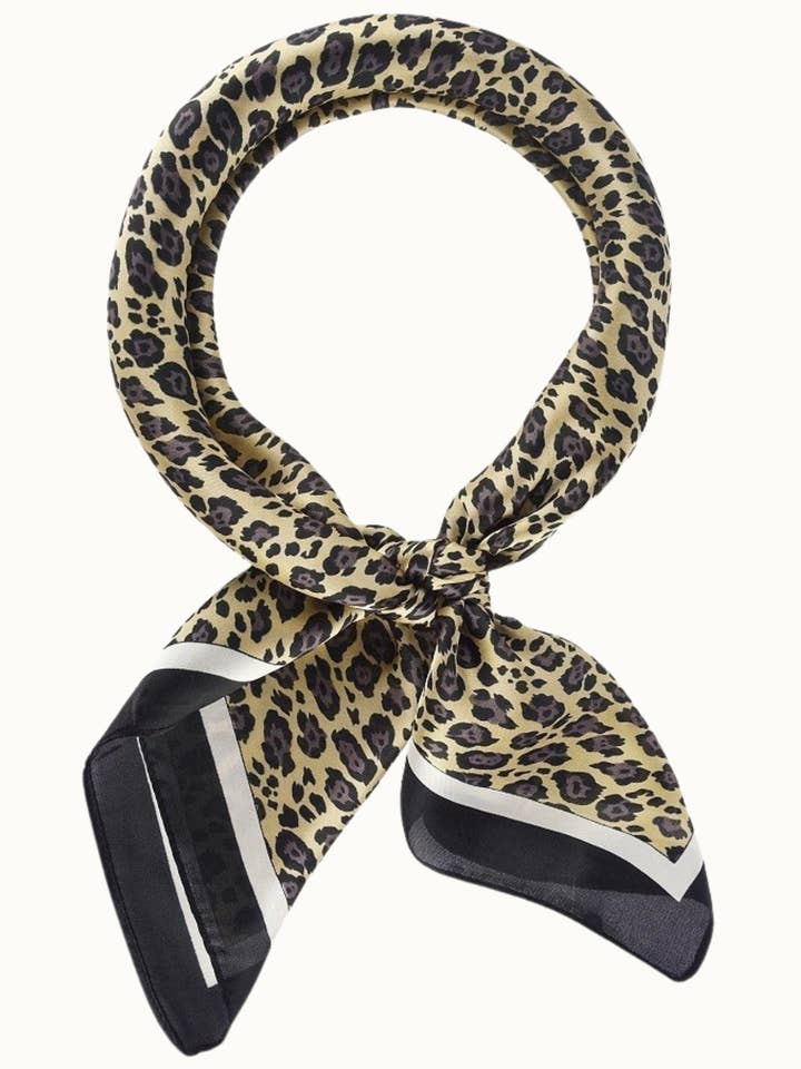 „So Silky” sjaal van satijnen halsdoek, veelzijdig, luipaard voor wholesale door Olive & Pique