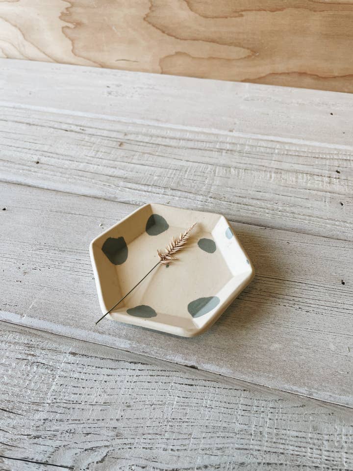 Plato hexagonal manchado para venta al por mayor de Bridget Dorr Ceramics