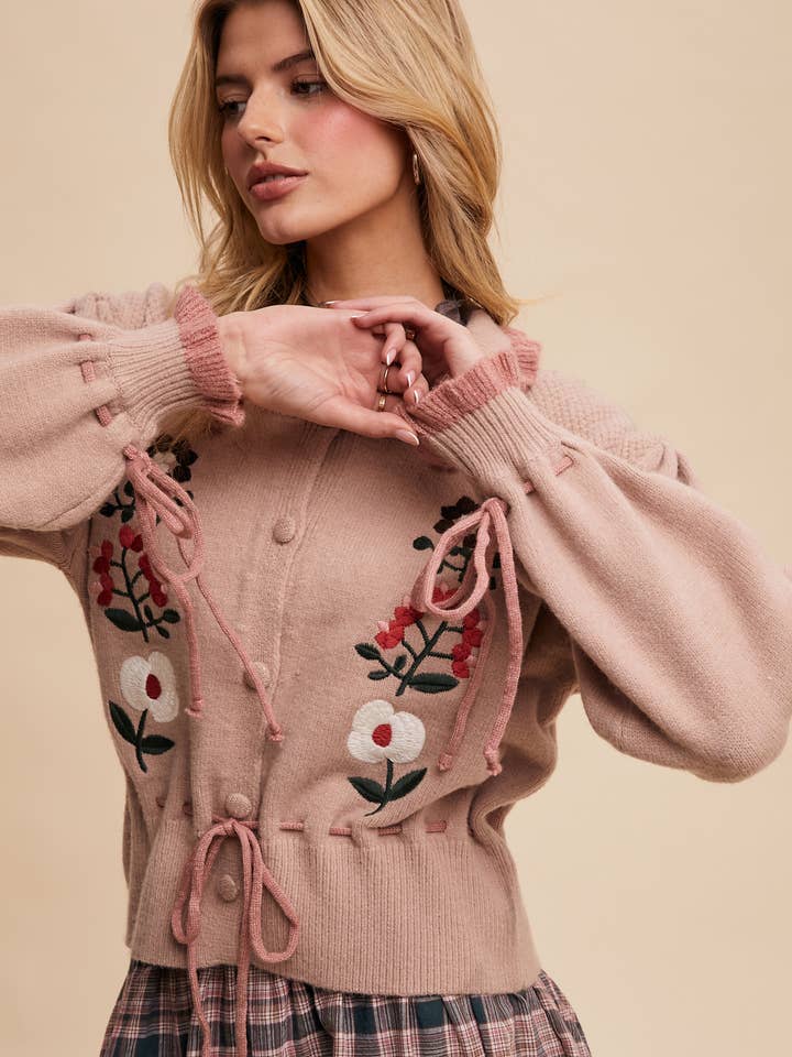 Cardigan en tricot brodé de fleurs LSW0964 pour la vente par Listicle