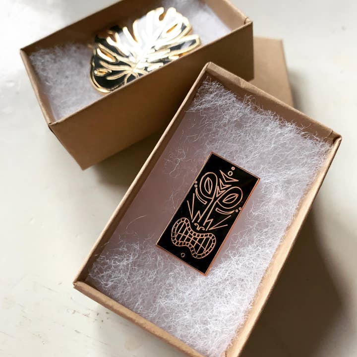 Spilla smaltata Tiki Idol per la vendita all'ingrosso da parte di Sherbet Punch Studios