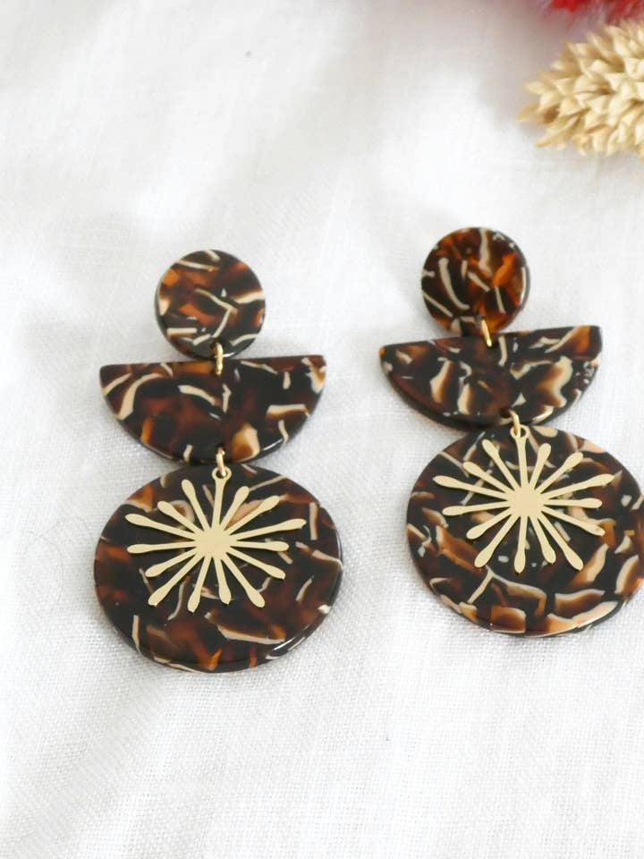 Pendientes MANON - geométricos en acetato marrón marmolado y dorado para venta al por mayor de Innaya