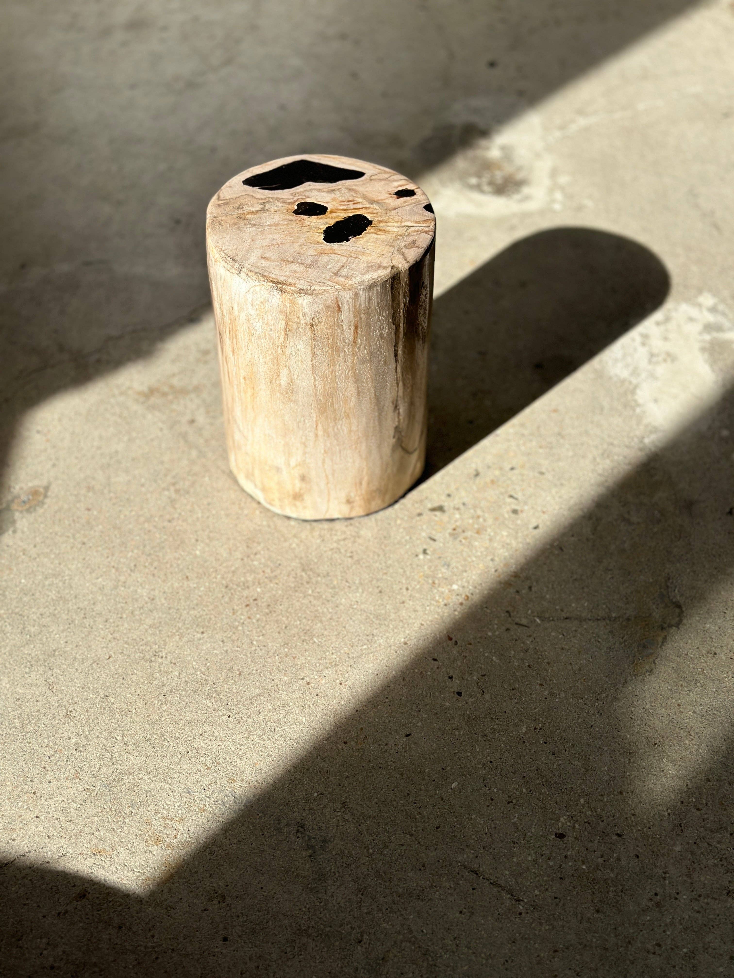 Office Objets - Wholesale Side Table - White petrified wood side table with black spots H:27.5 D:1840