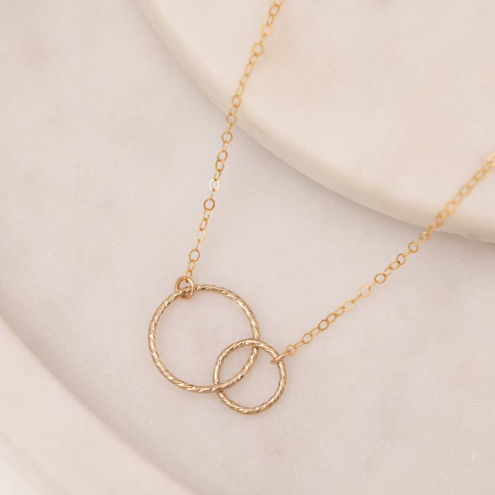 Thira Jewelry - Venta al por mayor Collares con colgantes/abalorios - Collar de oro con círculos entrelazados