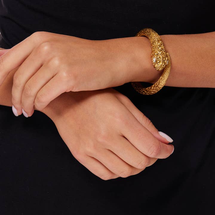 Bracelet à ressort en forme de serpent en or antique léger avec yeux en cristal pour la vente par Kenneth Jay Lane