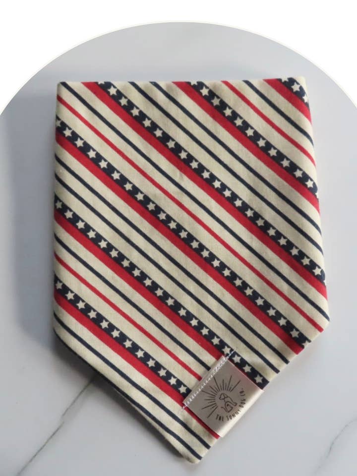 13 Sterne handgefertigtes amerikanisches Flaggen-Hundebandana für den Großhandel von The Sunny Dog Co