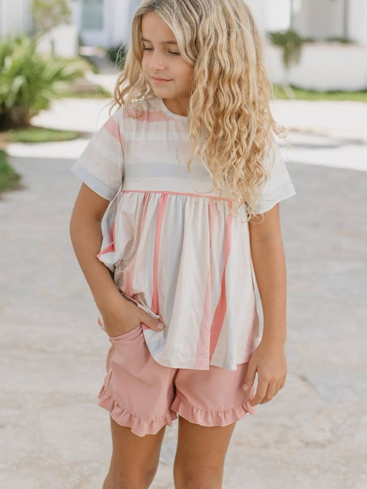 Ensemble court à volants avec poche à rayures blush sable pour enfants printemps été pour la vente par Oopsie Daisy