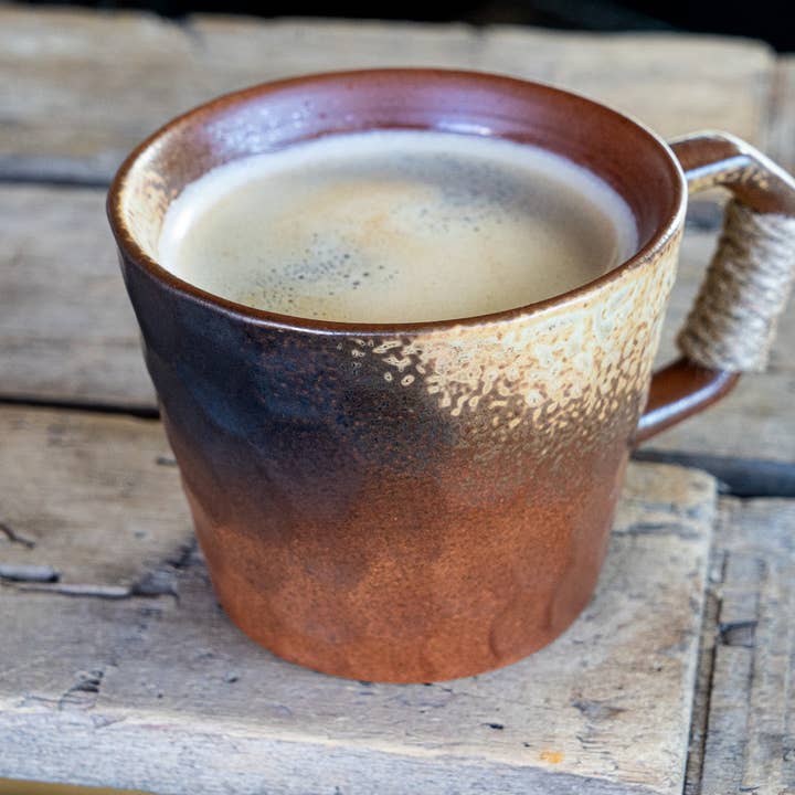Mug à Café en Céramique Rustique Fait Main – Grès Texturé avec Émail Terreux & Anse Enveloppée pour la vente par Backwoods Provisions