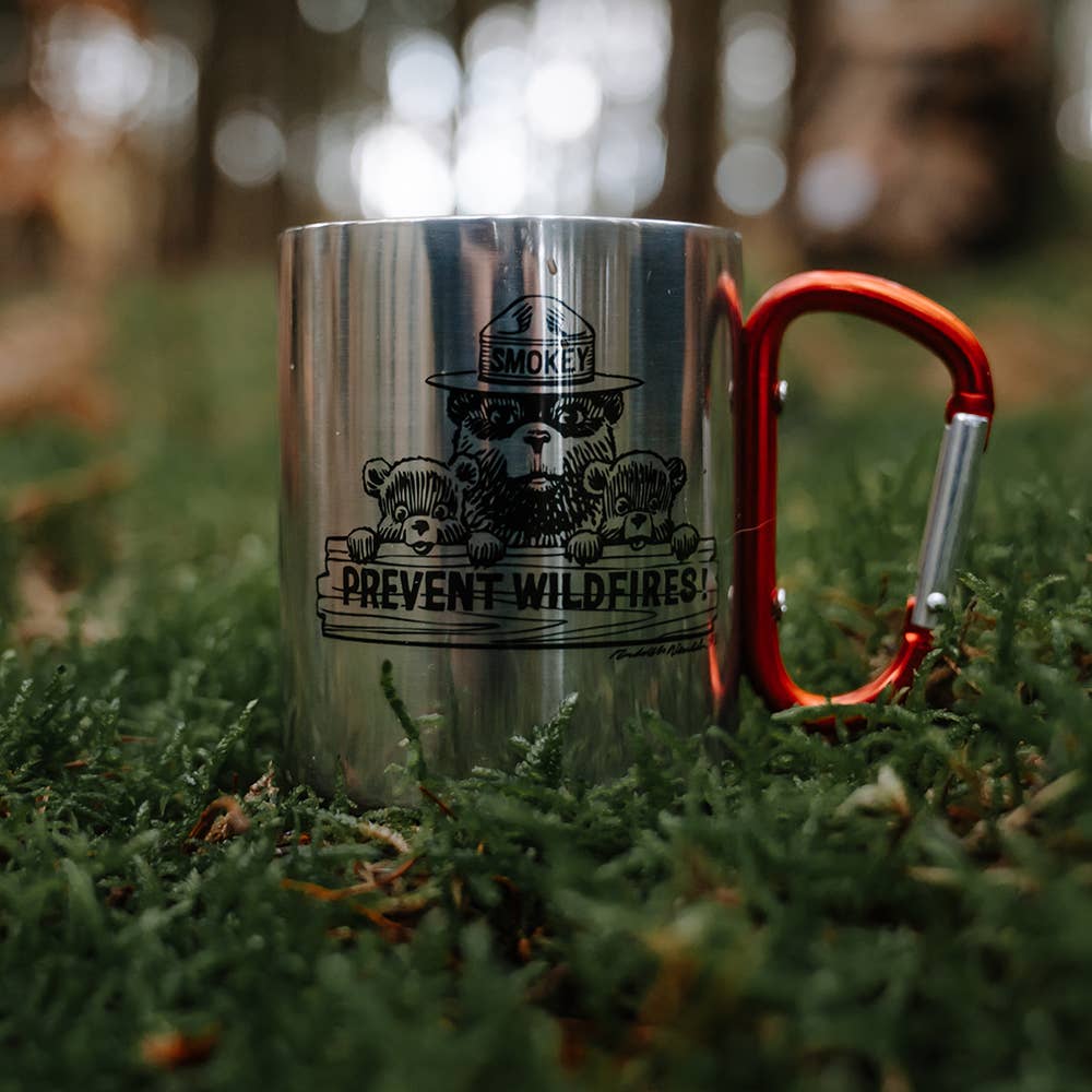 Tiny Print Shop – Großhandel Kaffeebecher – Smokey Bear Campingbecher aus Stahl mit Karabinerhaken3