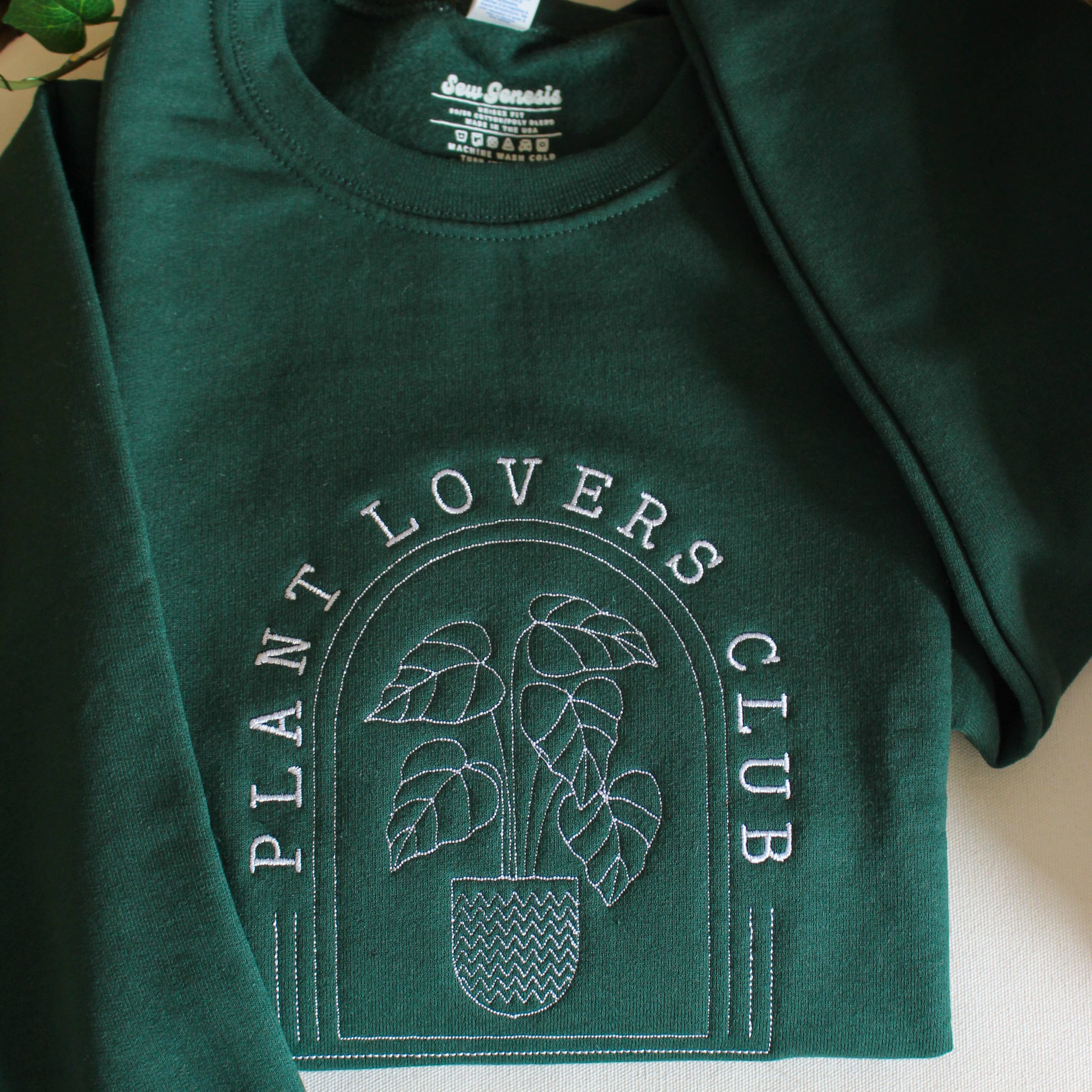 SewGenesis – Großhandel Sweatshirt – Damen – Bestickter Rundhalsausschnitt „Plant Lover Club“2