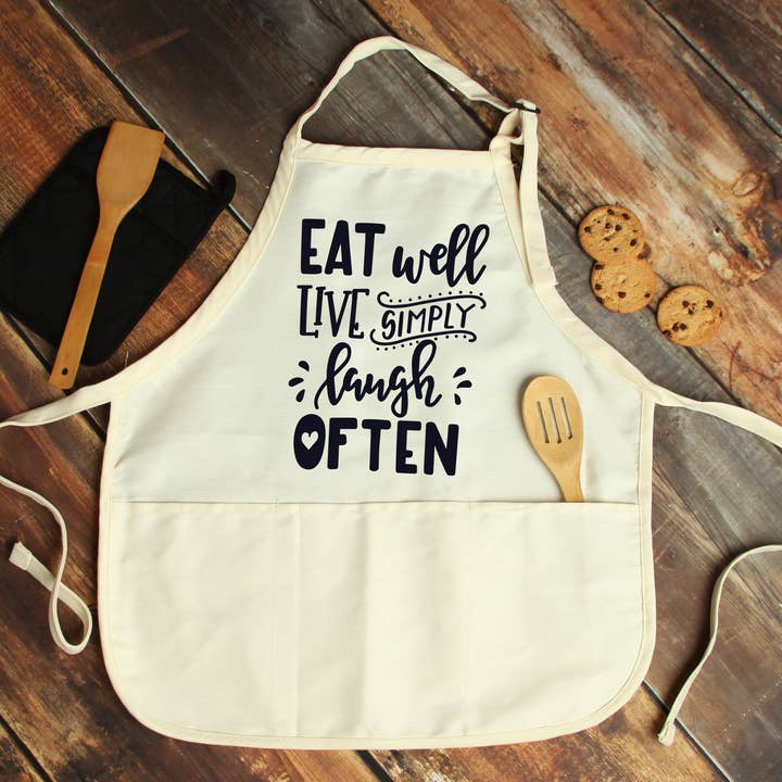 Tablier Mangez bien, vivez simplement, riez souvent pour la vente par Potter's Printing