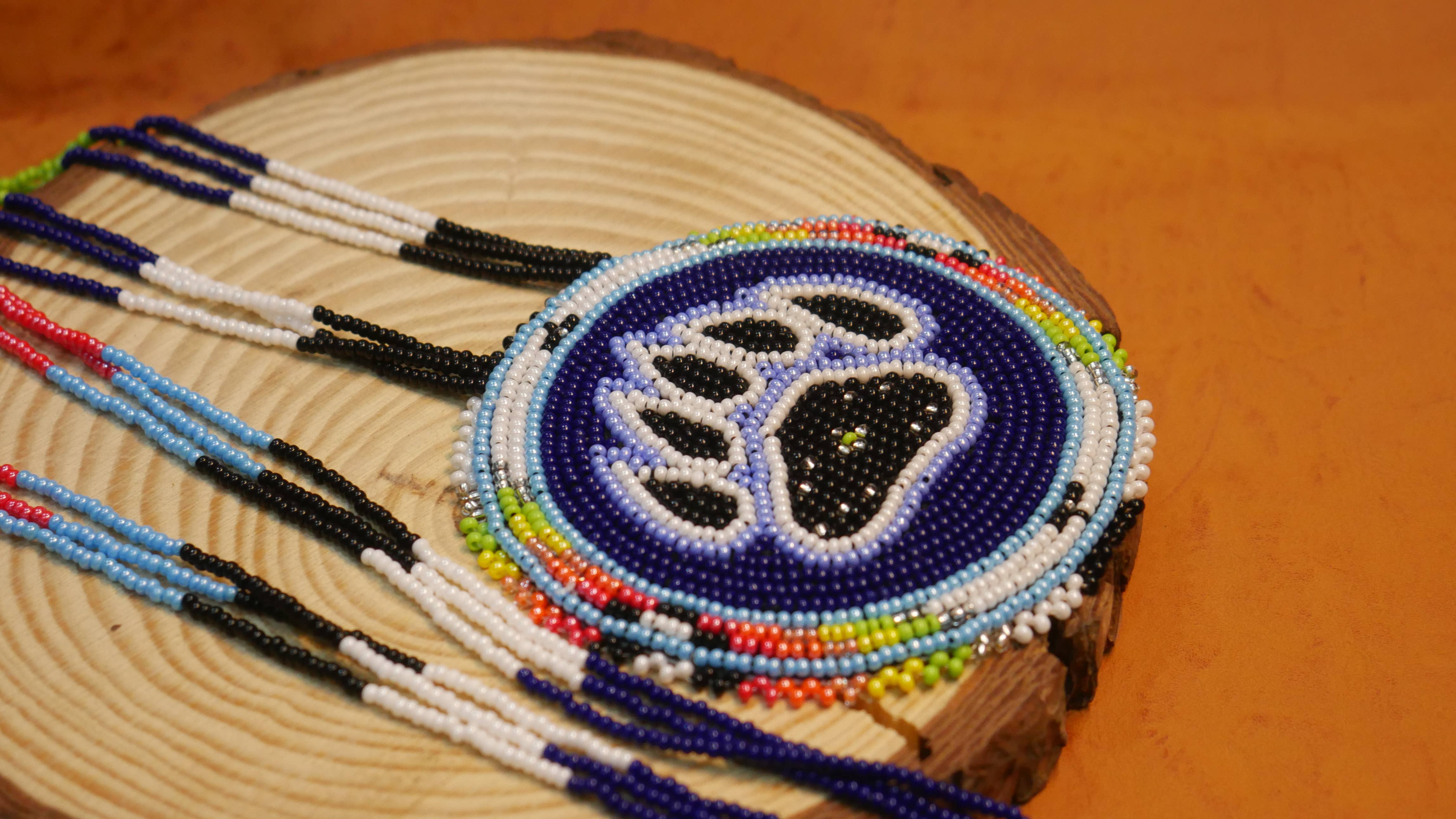 KANGURAH - Vente Colliers à pendentif - Collier médaillons patte d'ours bleu perlé amérindien2