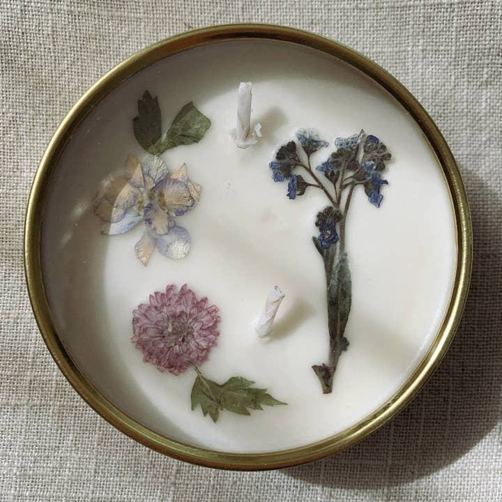 Candela botanica Luna con fiori pressati 6 oz per la vendita all'ingrosso da parte di Blue Begonia