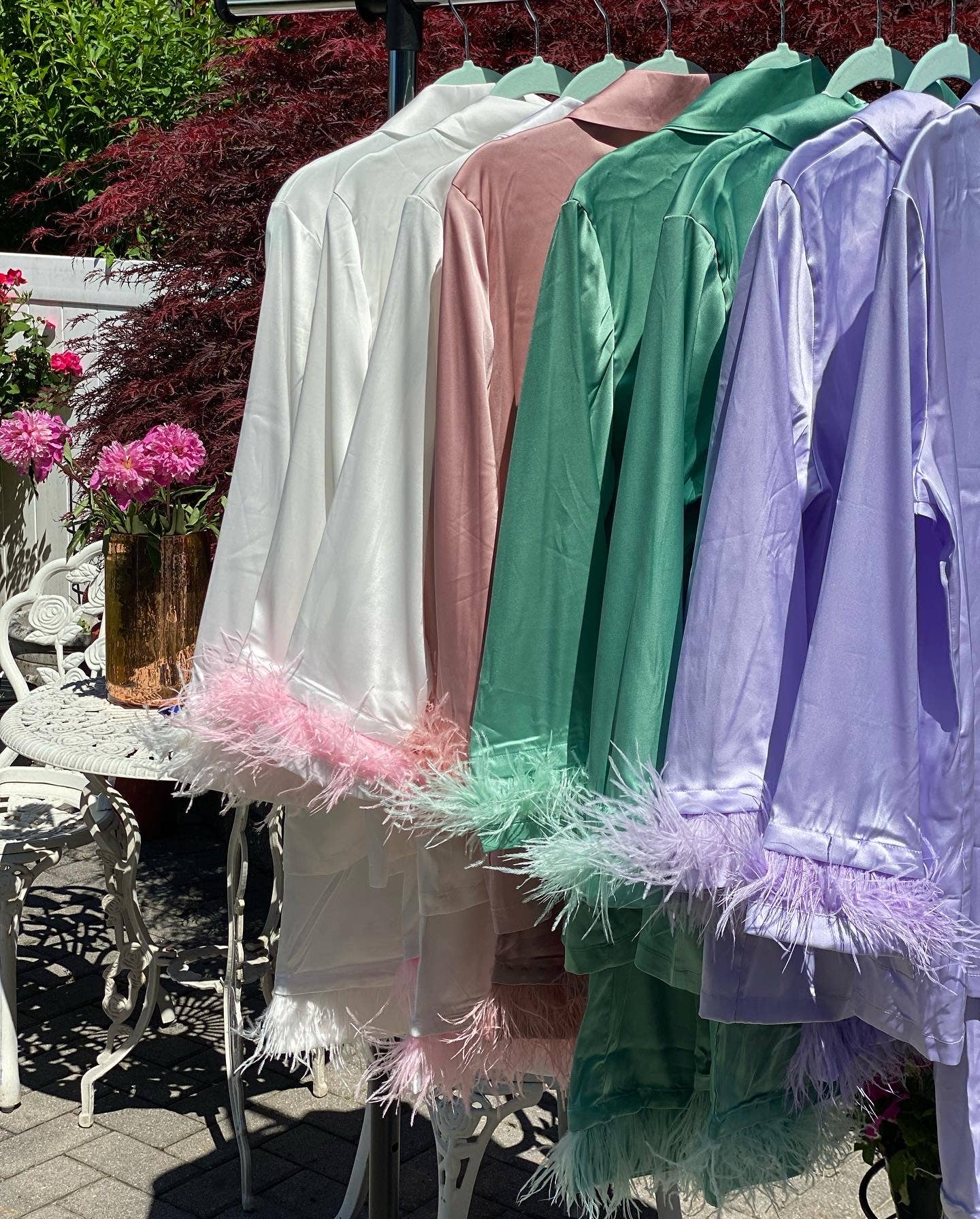 Plume AF Design - Vente Haut et bas de pyjama – femme - Pyjama extensible en satin avec garniture en plumes d'autruche amovible27