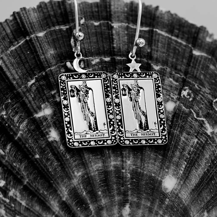 Boucles d'oreilles en argent sterling 925 gravées avec une carte de tarot The Hermit pour la vente par DreamedBy