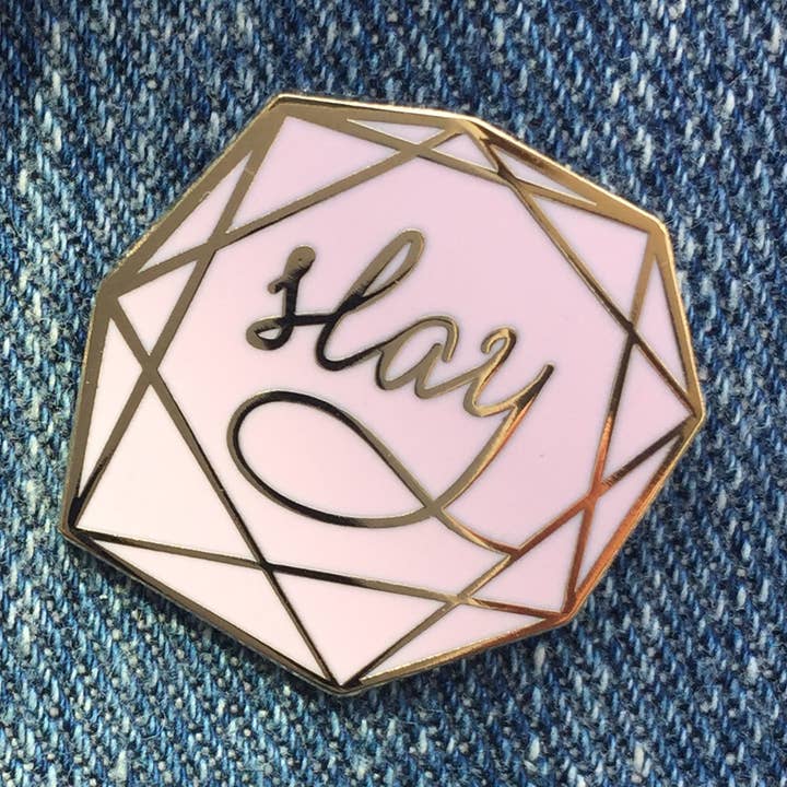 Slay - Emalje Pin for engroshandel hos Raincity Prints