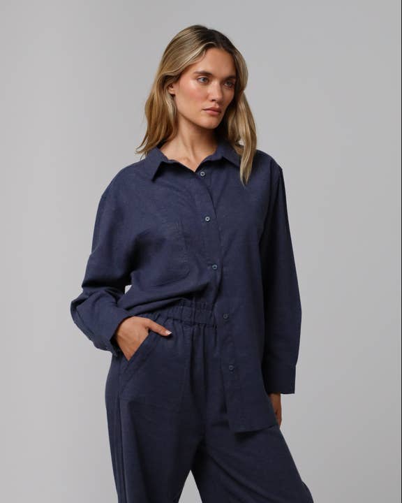 Chemise surdimensionnée par Lyricist pour la vente par Juana