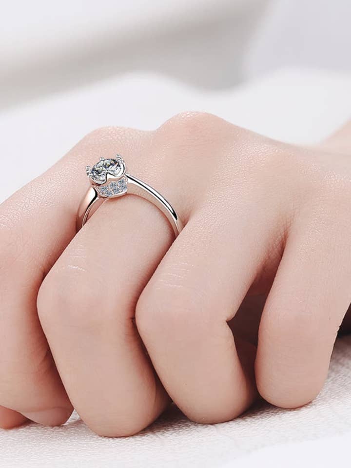 1 karaats moissanite gerhodineerde solitaierring voor wholesale door Sparkala