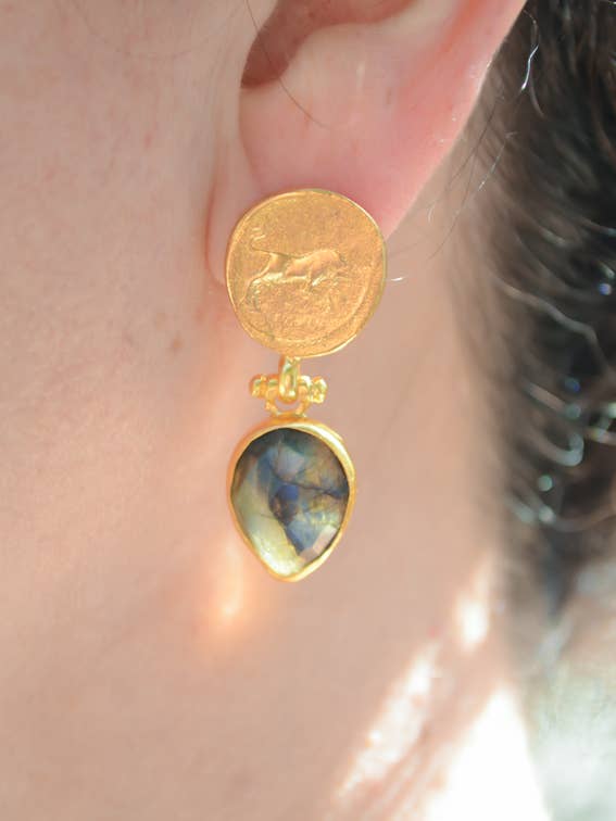 Oorbellen van labradoriet met replica van een Romeinse munt voor wholesale door AJS Design Studio