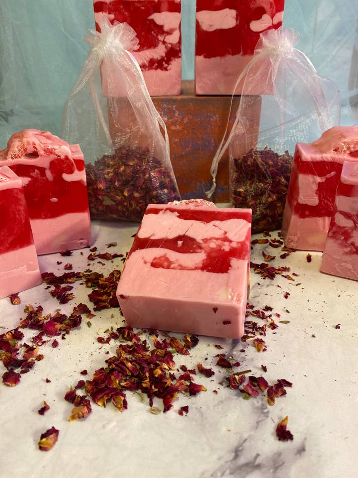 Savon à la rose bohème parfumé à faire fondre et verser avec un porte-savon en bambou gratuit pour la vente par Caity Made Creations
