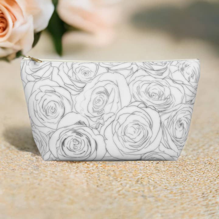 Pochette latérale White Rose, cadeau pour elle, trousse de maquillage, pochette blanche pour accessoires de toilette avec fond en T pour la vente par Los Angeles Mercantile™