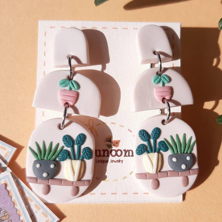 Små Hængeplante Hylde Øreringe | Øreringe af Polymer Ler for engroshandel hos NoomCottageClay