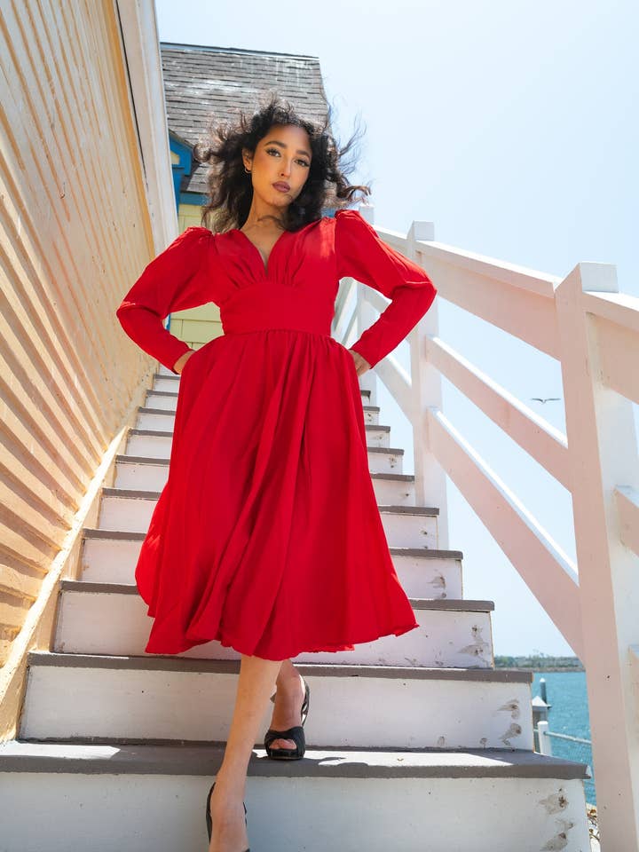 Vestido Swing Luna 40s en Crepé Rojo | Diseño de Laura Byrnes para venta al por mayor de Pinup Couture