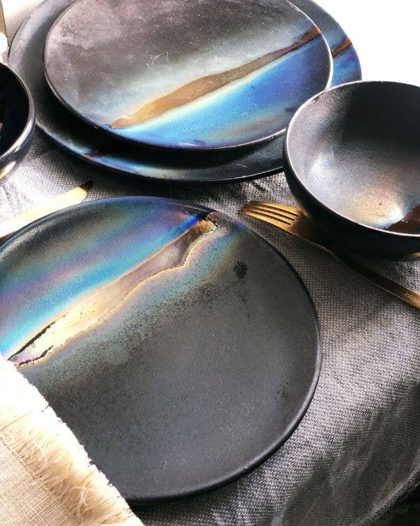 Los Artisans - Vendita all'ingrosso Piatto - Piatto da cena nero con sfumature blu e striscia dorata metallica4