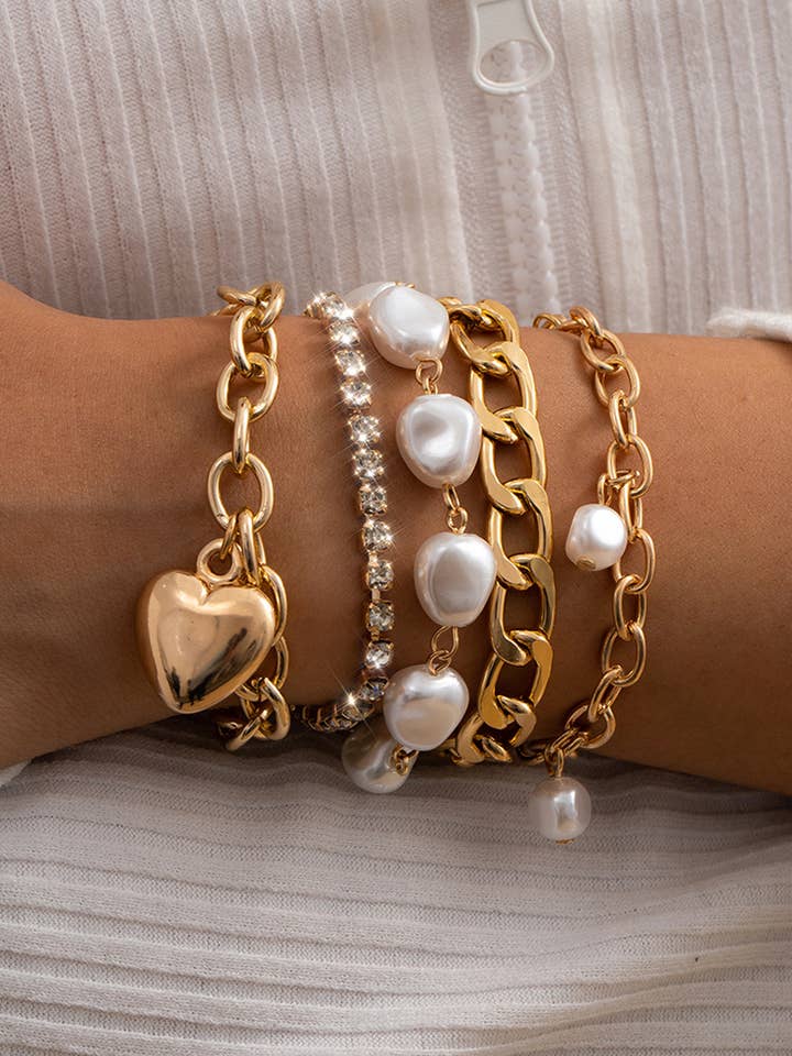Ensemble de 5 bracelets ornés de perles et strass LDC Charm pour la vente par Little Daisy Closet