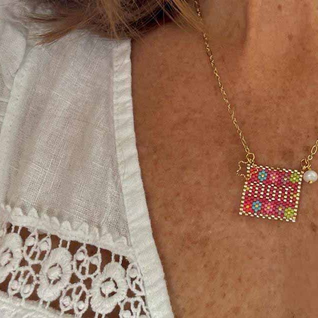 Collana con ciondolo Miyuki 'MOM' per la vendita all'ingrosso da parte di XO-CU