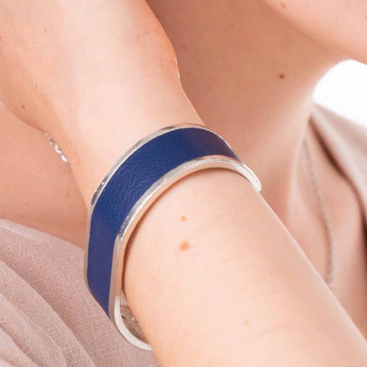 20 mm Armreif mit geradem Ende und Ledereinlage Blau für den Großhandel von Sobo & Co Jewellery