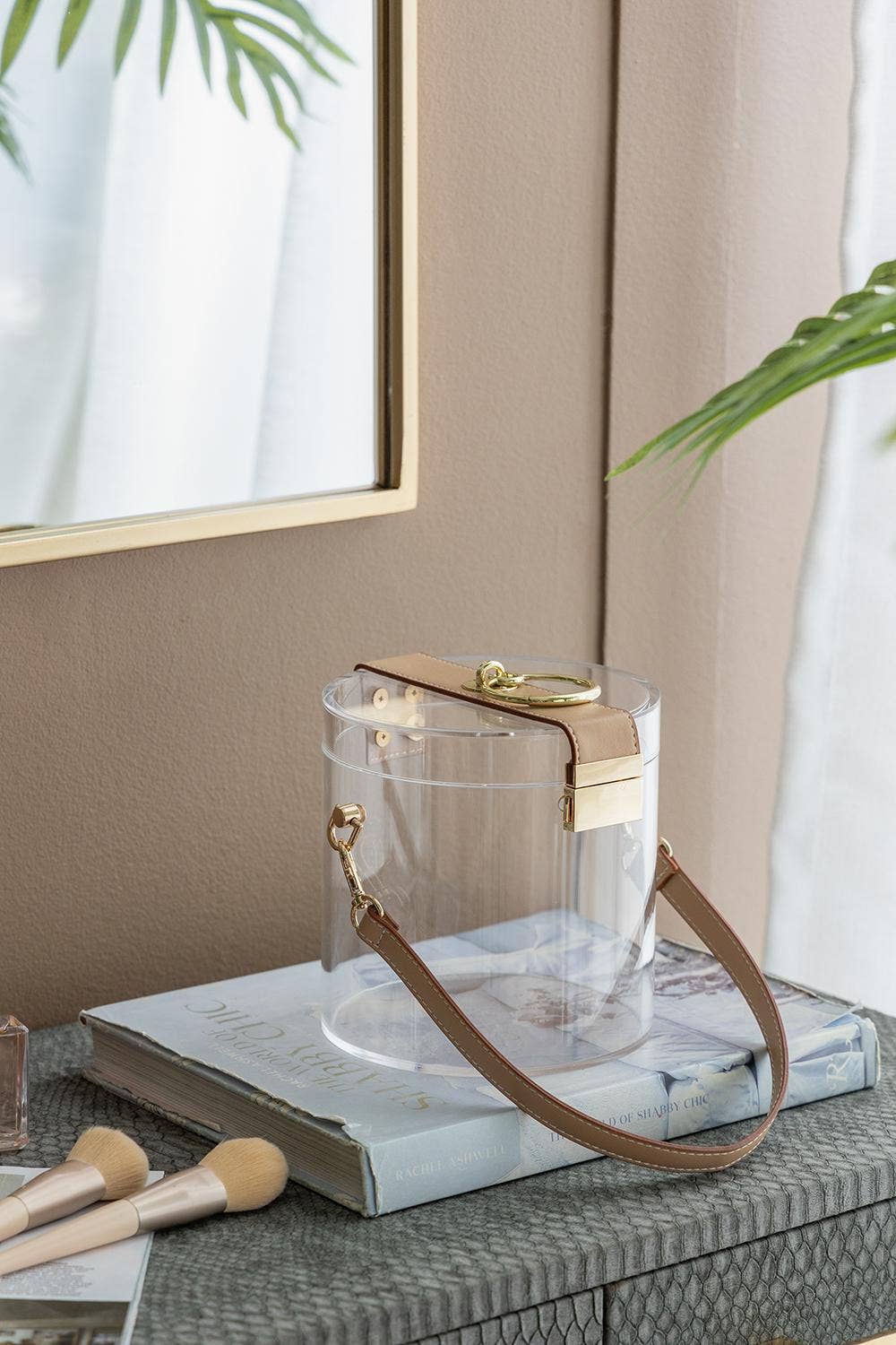 A&B Home Group Inc. - Vente Boîtes décoratives - Boîte de rangement en acrylique 6x6x6,5" avec sangle en simili cuir - Transparent0