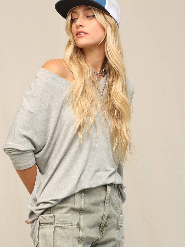 Haut en maille à coupe ample avec col en V pour la vente par KyeMi