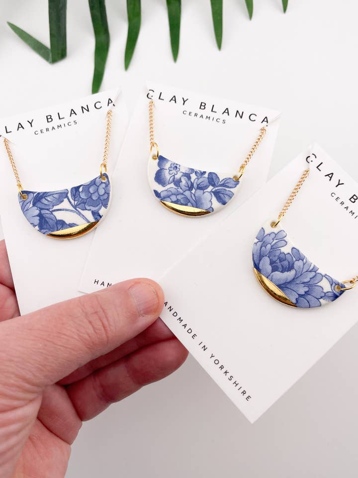 Blauwe China Maan Hanger ketting met gouden punt voor wholesale door Clay Blanca