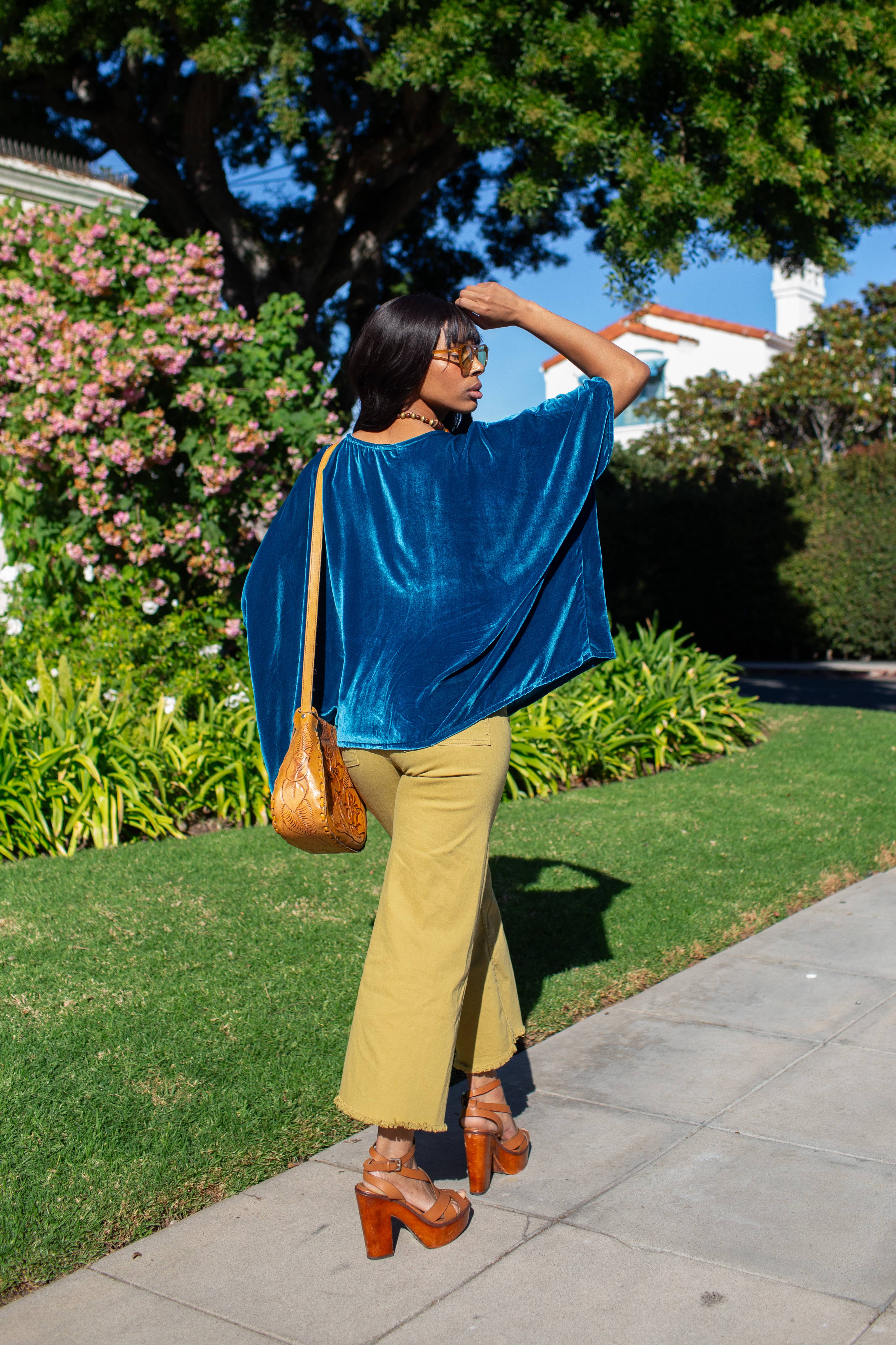 Jennafer Grace – Großhandel Bluse – Damen – Halstuch aus Samt mit Pfauenmuster2