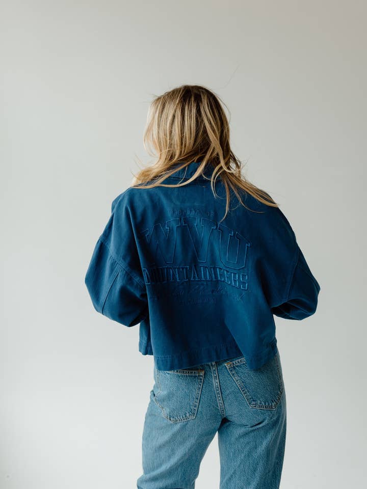 West Virginia Sanders Broderad Canvas Twilljacka för wholesale av Gameday Social Apparel Co.®