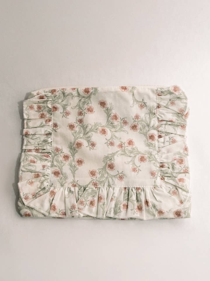 Volute de vigne lilas | Pochette à volants florale intemporelle avec fermeture éclair pour la vente par Piper&Cloth