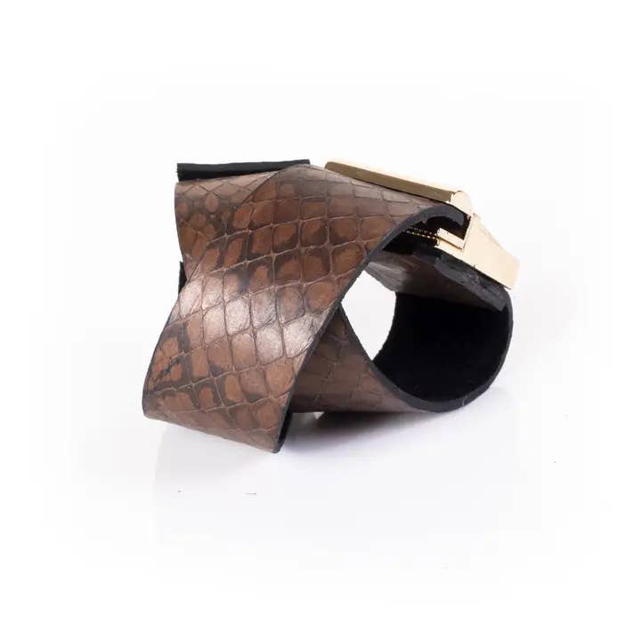 Bredt armbånd i brunt læder med slangeskindstekstur for engroshandel hos The Dark