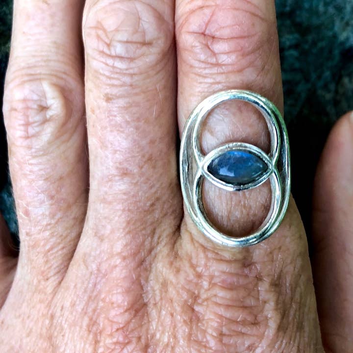 Zilveren Vesica Piscis Ring met Labradorietkristal voor wholesale door JAYA MOKSHA