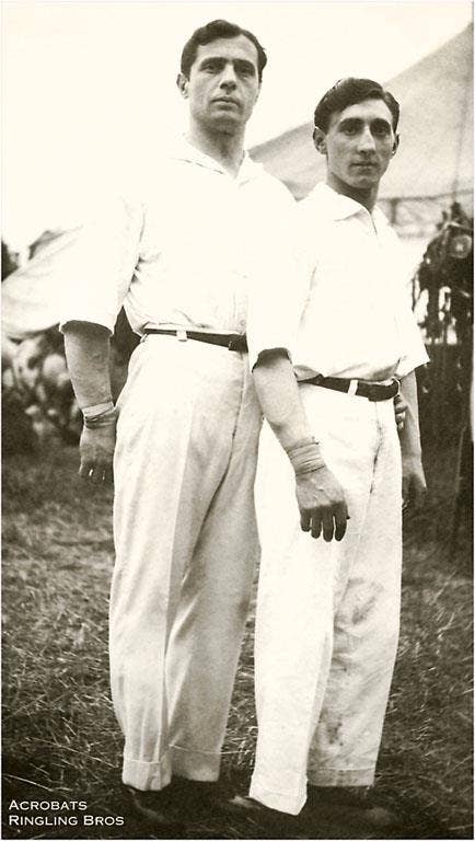 Found Image Press – wholesale Vykort – Vykort CI-31 Två cirkusakrobater, 19150