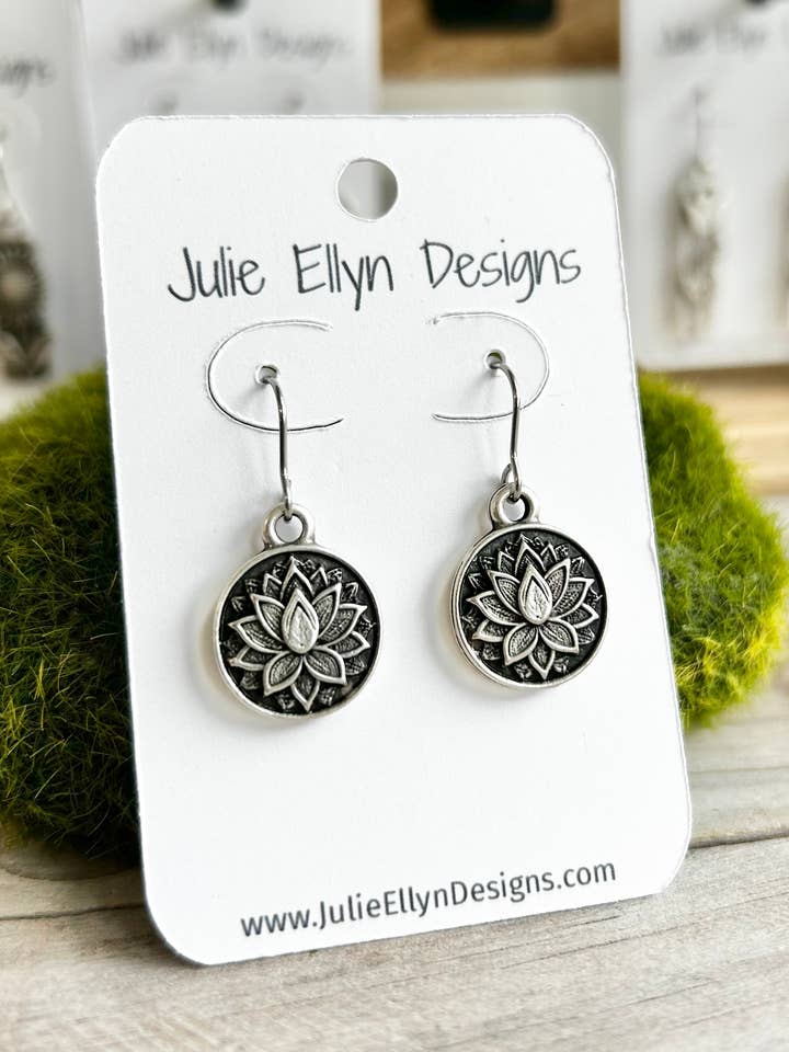 Lotusblomst Antik Sølv Runde Øreringe for engroshandel hos Julie Ellyn Designs