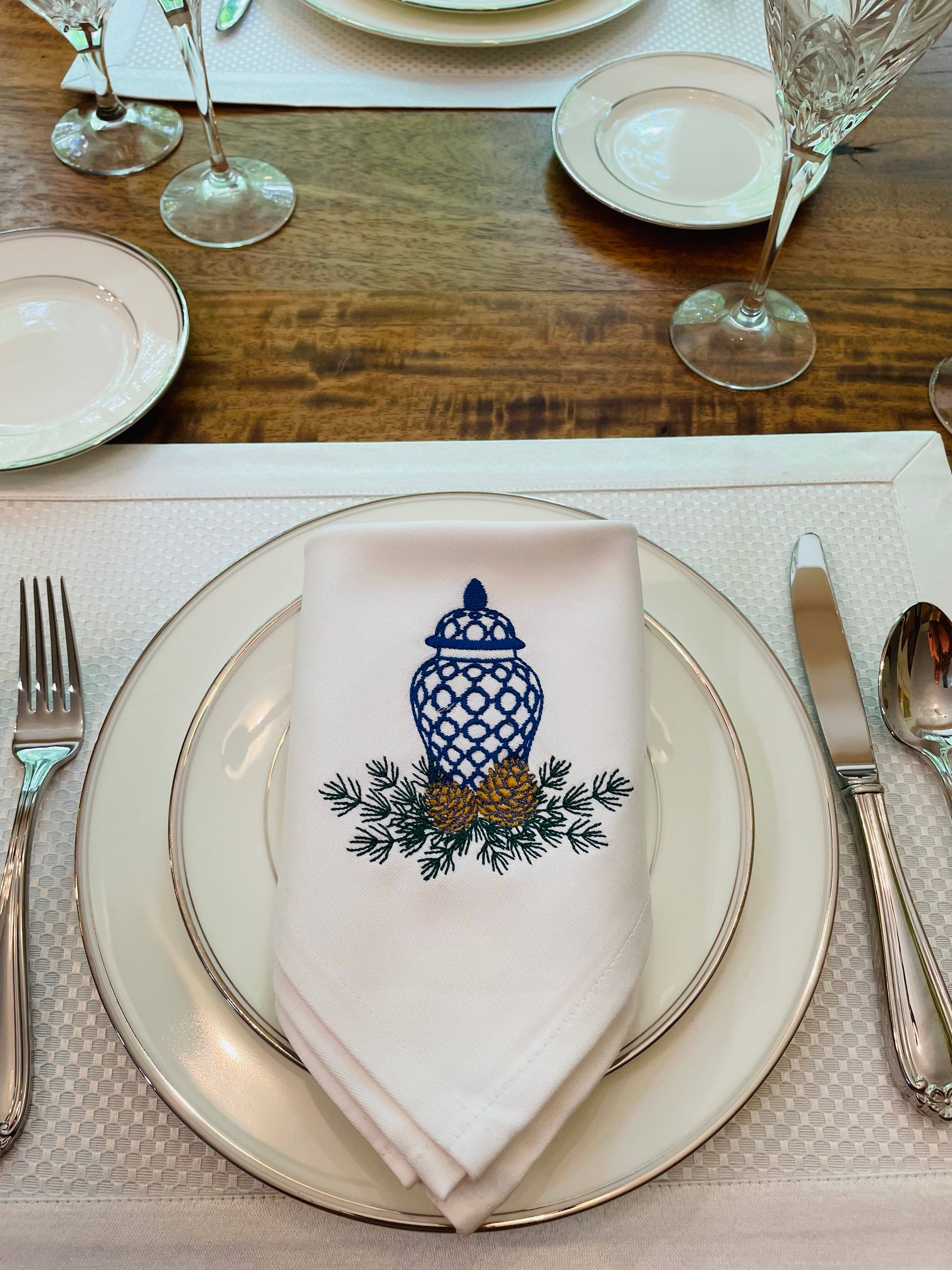 Vibrantly Blue - Vente Serviettes de table en tissu - Serviette brodée, 1 pièce, en pot de gingembre, branches de pomme de pin1