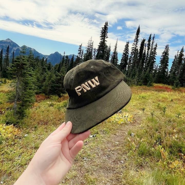 Sleepy Mountain – Engroshandel Trucker hat - Unisex – PNW Broderet Fløjlshat4